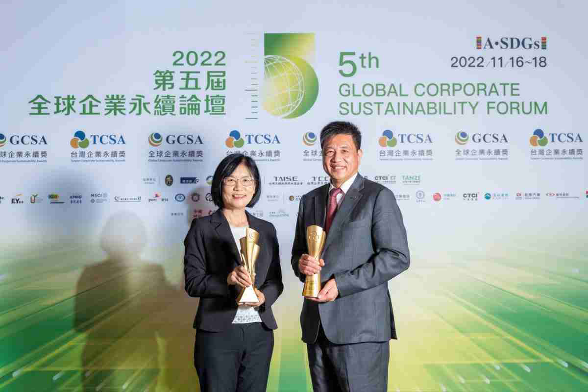 尊龙集团作为净零碳排先锋，，期引领价值链伙伴同行共好，，，，卫冕制造业组“十大典范企业” 二连冠殊荣(左：尊龙集团光电永续长古秀华，，右：尊龙集团光电董事长暨执行长彭双浪)