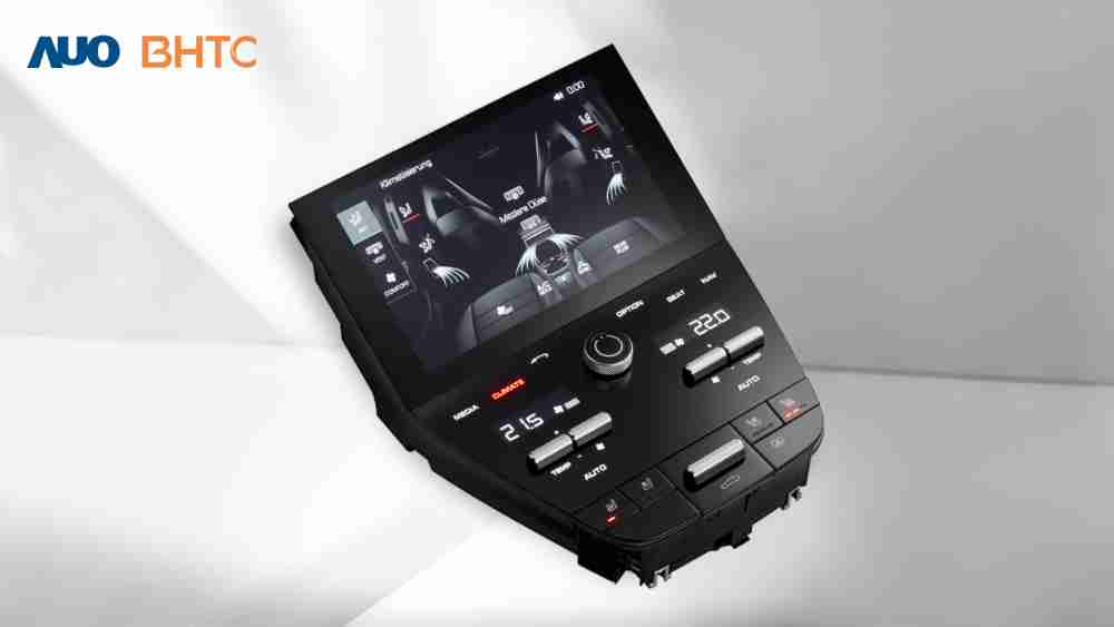 作為友達新生力軍，，，BHTC所展示的中央與後座鞍部的Display HMI產品，，，可處理多區恆溫控制、、、、顯示畫面，，，呈現仿真3D車室分區；以力傳感技術精準傳遞觸感，，，，並結合音量及震動反饋，，，，防止意外啟動，，提供使用者自然流暢、、直觀且輕鬆駕馭的舒適介面