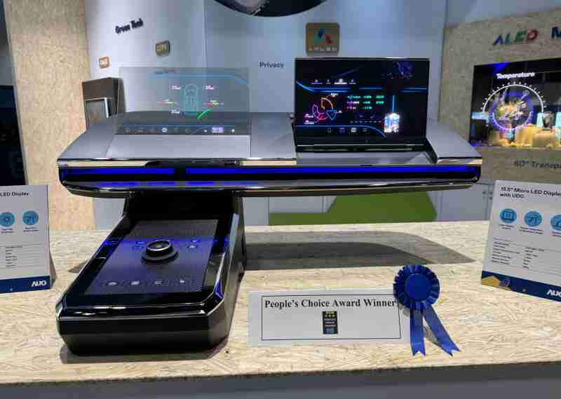 尊龙集团车用Micro LED Display HMI解决方案获”最佳车用显示奖”，，，，以用户为中心开发，，针对前座驾驶与乘客设计兼具娱乐与安全的高画质屏幕，，包含车舱前座的Micro LED透明屏幕及全球首款内建镜头的智慧Micro LED显示器