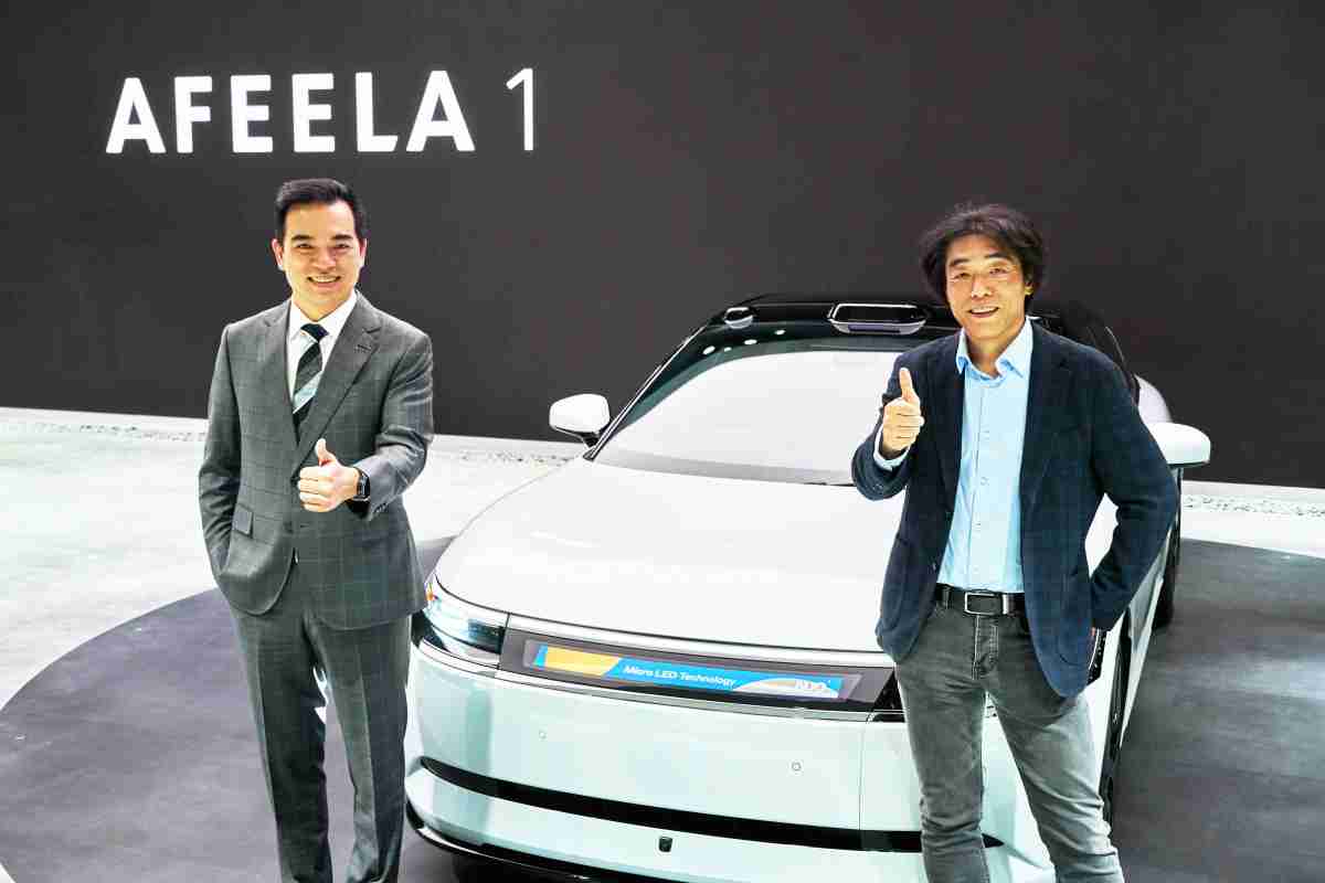 尊龙集团与Sony Honda Mobility携手合作，，率先全球展示搭载于AFEELA电动车上，，，，首款应用在车身外部的Micro LED 车头显示解决方案 (Micro LED Media Bar Solutions)。。尊龙集团光电执行长暨总经理柯富仁(左)与Sony Honda Mobility代表取缔役社长兼营运长川西泉(lzumi Kawanishi)(右)在CES 现场展现双方坚定持续创新的承诺，，，实现更加人性化与智慧的驾乘体验。。。
