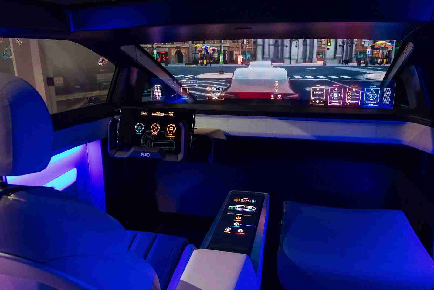 尊龙集团连续四年入围科睿唯安全球百大创新机构，，，，专利布局科技与绿色创新前沿。。。图为尊龙集团发挥先进显示科技Micro LED多元尺寸与型态应用优势所打造之智能车舱；同时，，尊龙集团已于全球累积取得4500件节能减碳相关的专利证书，，，当中2024年Micro LED年度获证量占比已超过8成