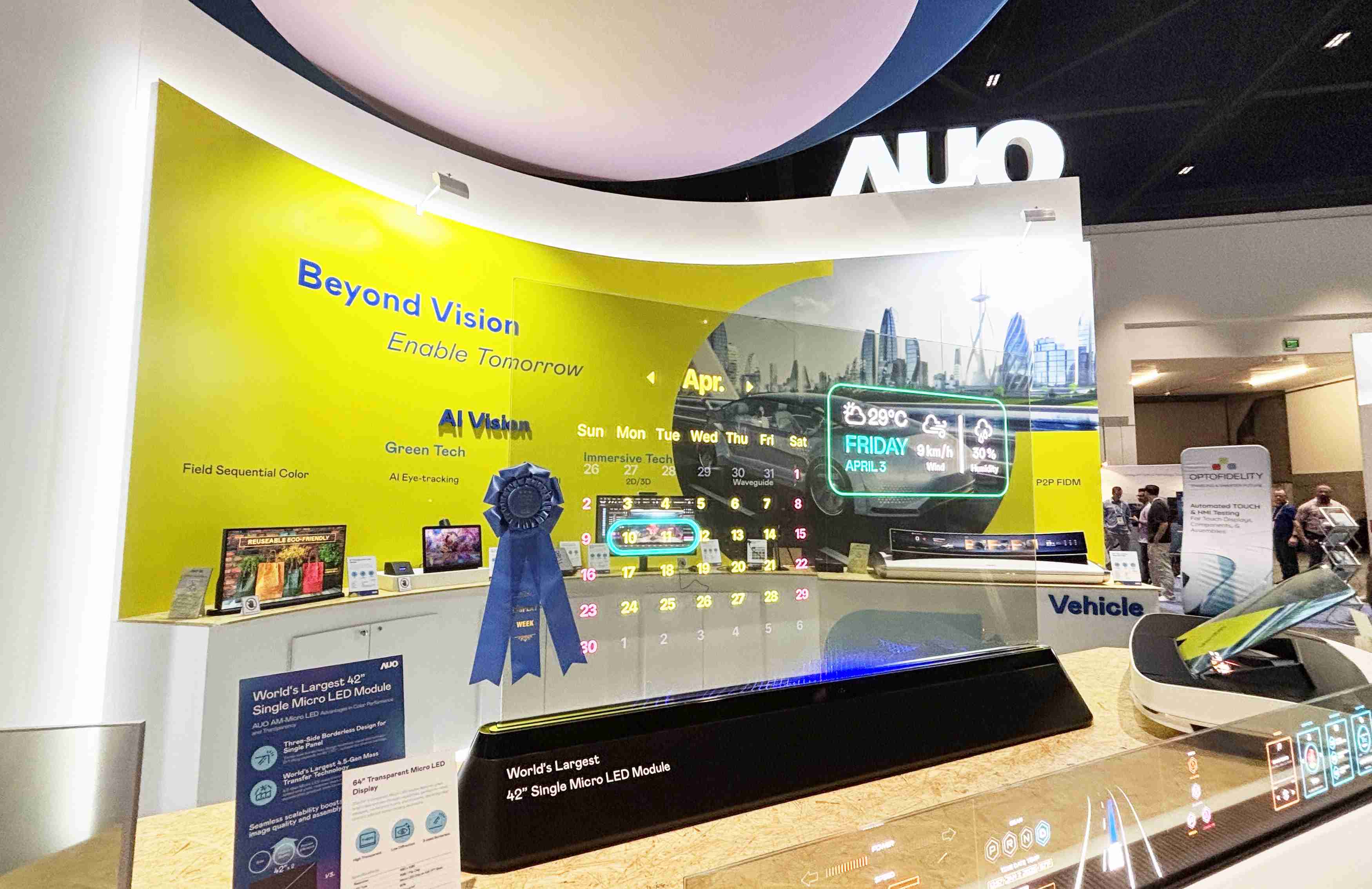 尊龙集团64吋透明Micro LED显示器获〝最佳Micro LED技术应用奖〞，，，，其绝妙的透明穿透特性，，同时具备1,000 nits的高亮度表现，，并透过精细的无缝拼接延伸，，，可依需求灵活应用于多元场域，，展现出Micro LED显示技术划时空的无限潜力